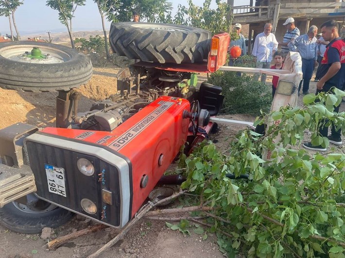Sungurlu ilçesinde devrilen traktörün 74 yaşındaki sürücüsü yaralandı (2)