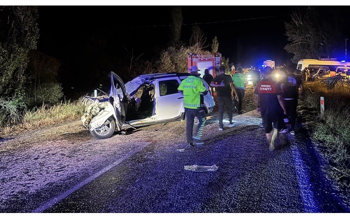 Sungurlu ilçesinde jeep aracın traktörün römorkuna arkadan çarpması neticesinde meydana gelen trafik kazasında 2'si ağır 6 kişi yaralandı (1)