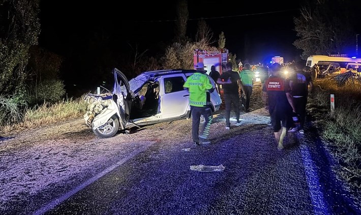 Sungurlu ilçesinde jeep aracın traktörün römorkuna arkadan çarpması neticesinde meydana gelen trafik kazasında 2'si ağır 6 kişi yaralandı (1)