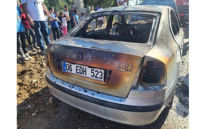 Sungurlu ilçesinde köy mezarlığı önünde park halindeki otomobil, alev alev yandı (1)