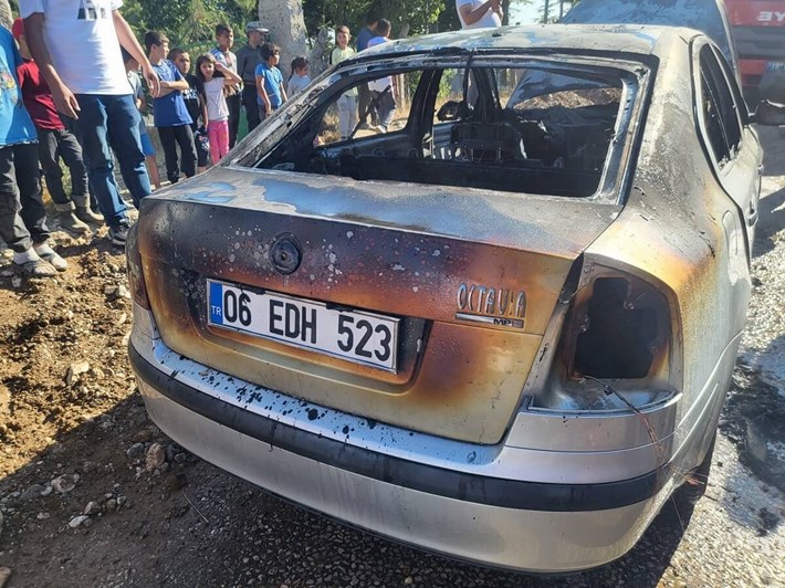 Sungurlu ilçesinde köy mezarlığı önünde park halindeki otomobil, alev alev yandı (1)