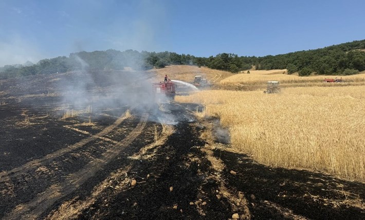 Sungurlu ilçesinde tarlada çıkan yangın ormanlık alana ulaşmadan itfaiye ekipleri tarafından söndürüldü