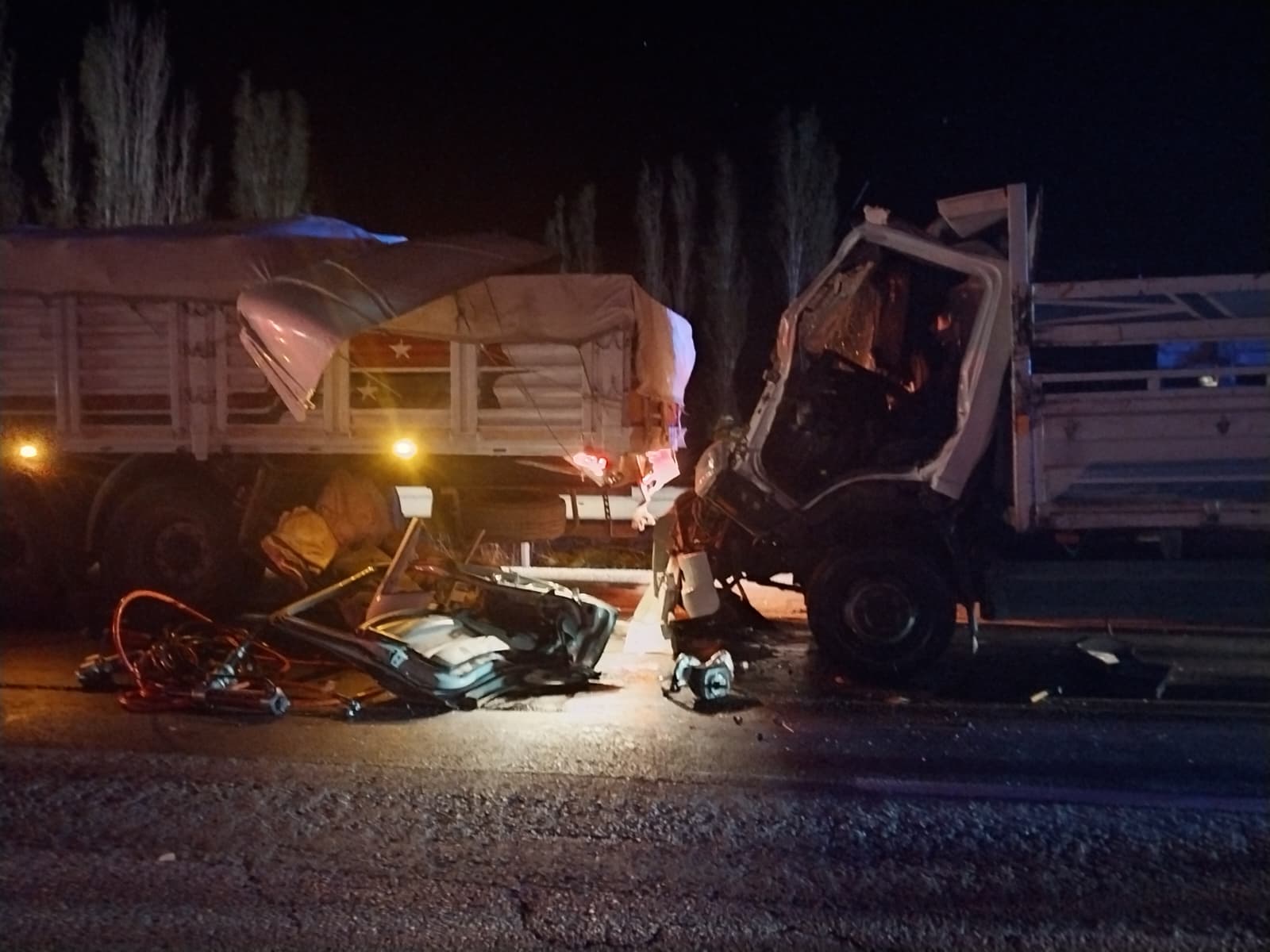 Sungurlu ilçesinde tıra arkadan çarpan kamyonun sürücüsü araçta sıkışarak ağır yaralandı (1)