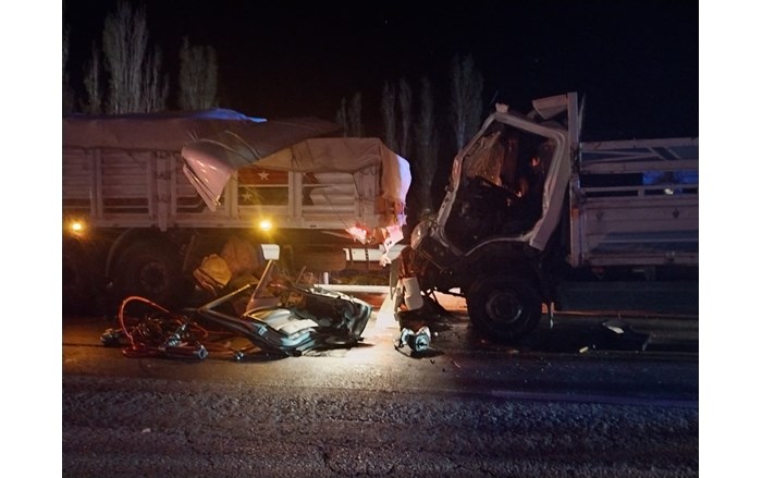 Sungurlu ilçesinde tıra arkadan çarpan kamyonun sürücüsü araçta sıkışarak ağır yaralandı (1)