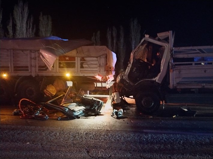 Sungurlu ilçesinde tıra arkadan çarpan kamyonun sürücüsü araçta sıkışarak ağır yaralandı (1)