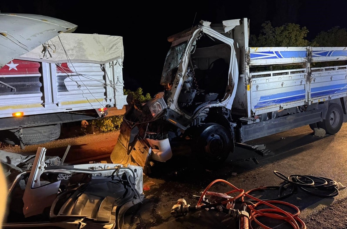 Sungurlu ilçesinde tıra arkadan çarpan kamyonun sürücüsü araçta sıkışarak ağır yaralandı (1)