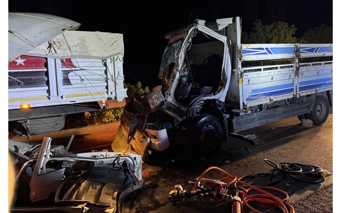 Sungurlu ilçesinde tıra arkadan çarpan kamyonun sürücüsü araçta sıkışarak ağır yaralandı (1)