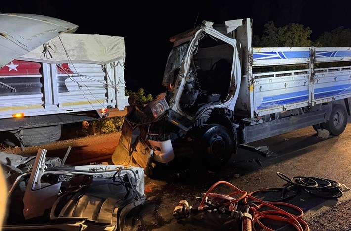 Sungurlu ilçesinde tıra arkadan çarpan kamyonun sürücüsü araçta sıkışarak ağır yaralandı (1)
