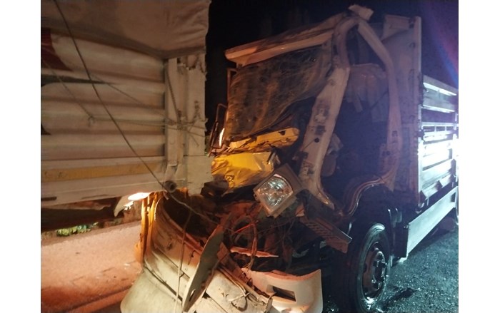 Sungurlu ilçesinde tıra arkadan çarpan kamyonun sürücüsü araçta sıkışarak ağır yaralandı (2)