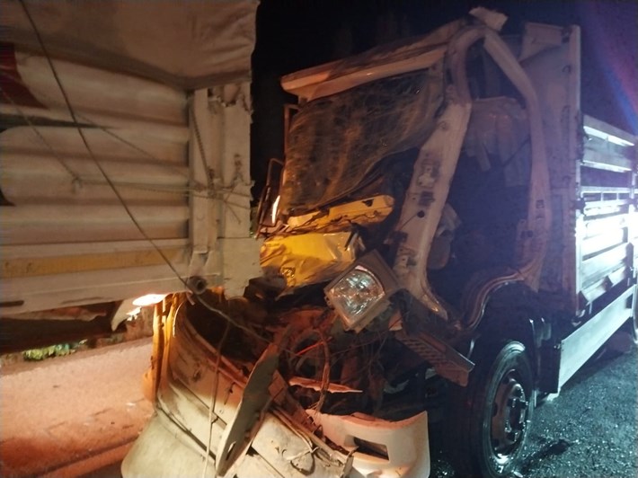 Sungurlu ilçesinde tıra arkadan çarpan kamyonun sürücüsü araçta sıkışarak ağır yaralandı (2)