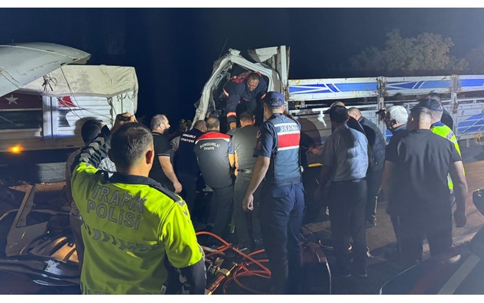 Sungurlu ilçesinde tıra arkadan çarpan kamyonun sürücüsü araçta sıkışarak ağır yaralandı (2)