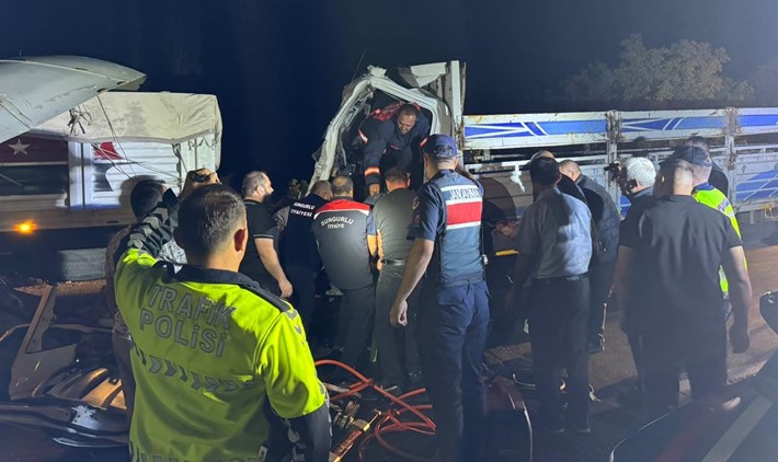 Sungurlu ilçesinde tıra arkadan çarpan kamyonun sürücüsü araçta sıkışarak ağır yaralandı (2)