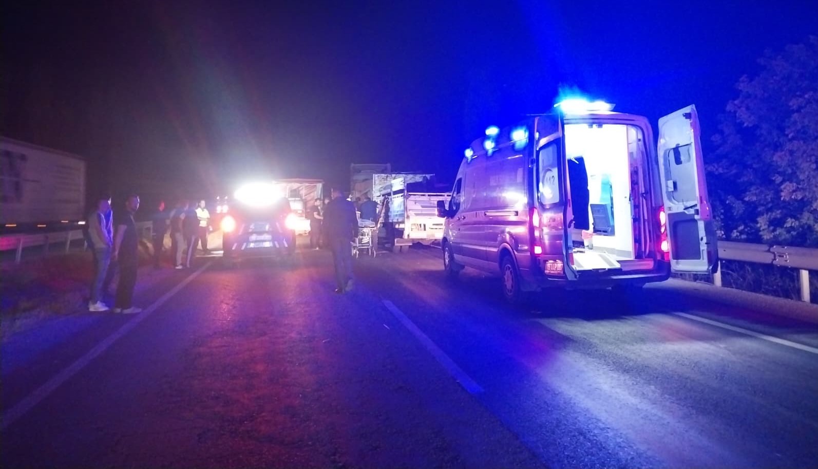 Sungurlu ilçesinde tıra arkadan çarpan kamyonun sürücüsü araçta sıkışarak ağır yaralandı (5)