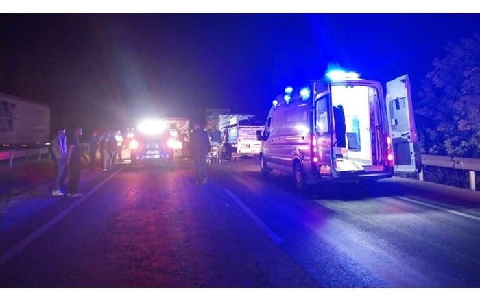 Sungurlu ilçesinde tıra arkadan çarpan kamyonun sürücüsü araçta sıkışarak ağır yaralandı (5)