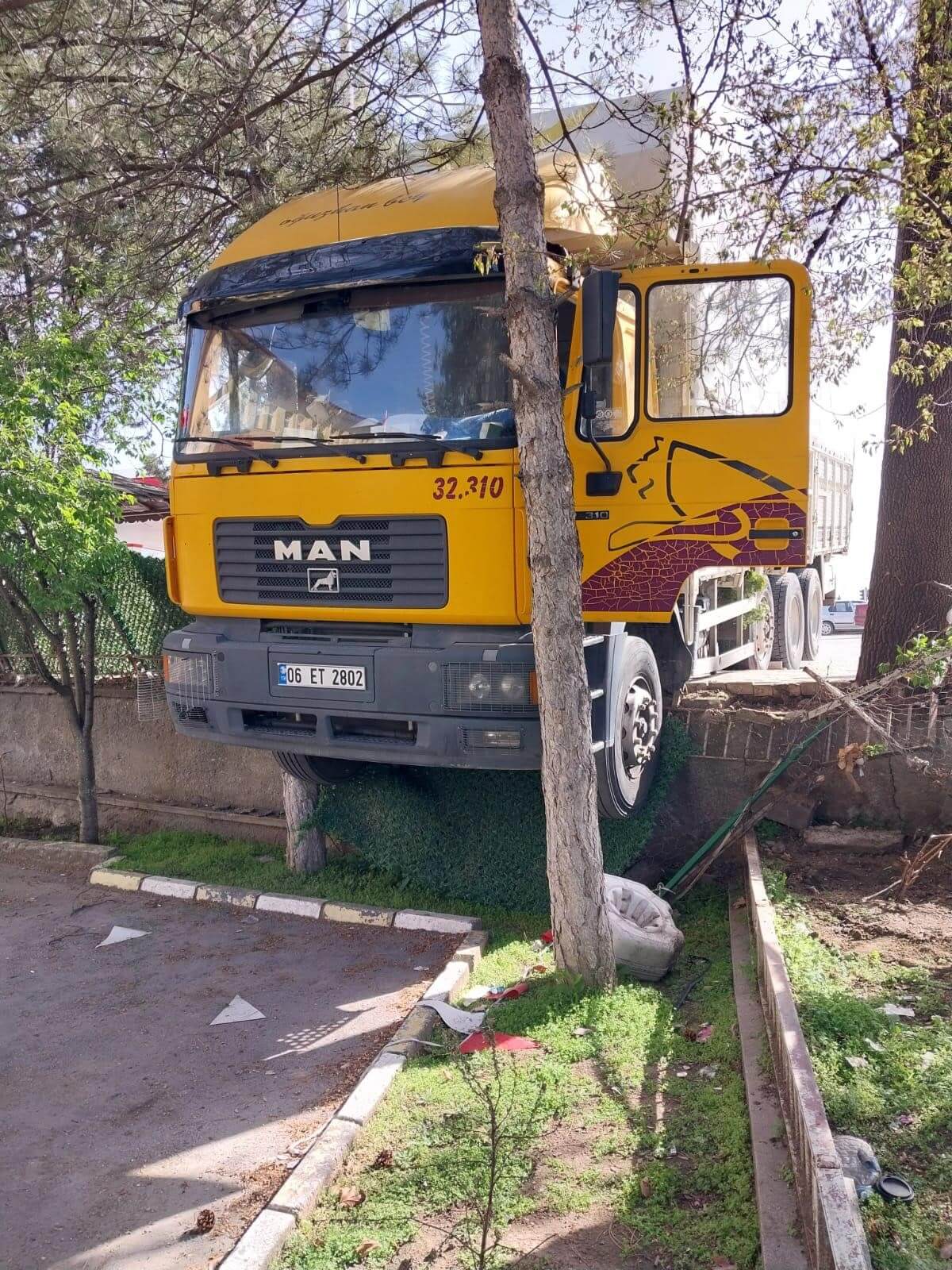 Sungurlu ilçesinde yoldan çıkan kamyon, duvarda asılı kaldı (1)