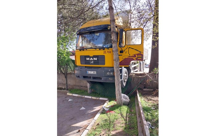 Sungurlu ilçesinde yoldan çıkan kamyon, duvarda asılı kaldı (1)