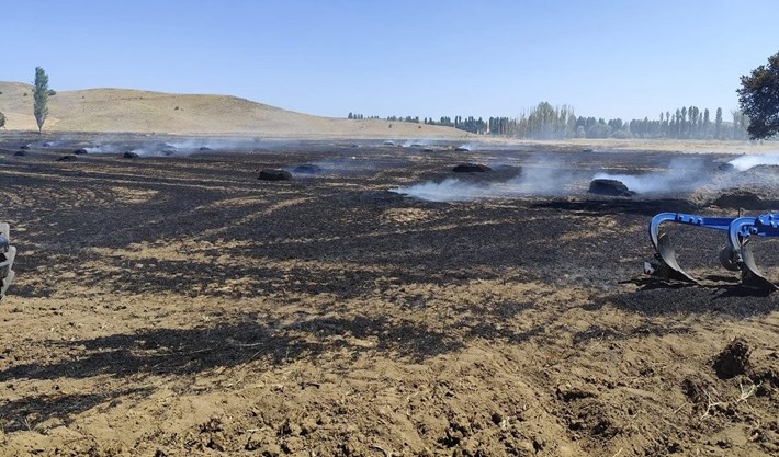 Sungurlu ilçesine bağlı Yörüklü köyünde bir tarlada yangın çıktı, saman balyaları kül oldu (2)