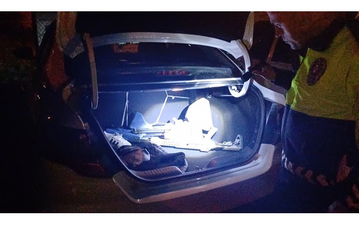 Şüphelilerin bulunduğu araçta ruhsatsız tüfek ve fişek ele geçirildi (2)