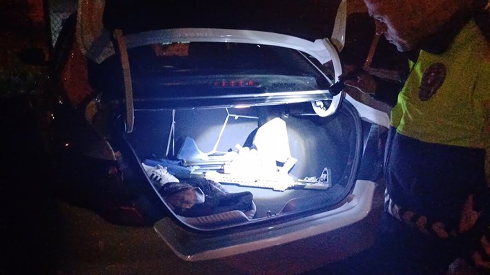 Şüphelilerin bulunduğu araçta ruhsatsız tüfek ve fişek ele geçirildi (2)