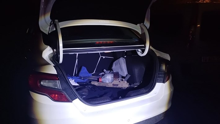 Şüphelilerin bulunduğu araçta ruhsatsız tüfek ve fişek ele geçirildi (3)