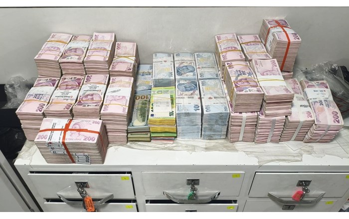 Şüphelilerin hesaplarında ise 37 Milyar 645 Milyon TL hesap hareketi bulunduğu ortaya çıkarıldı (1)