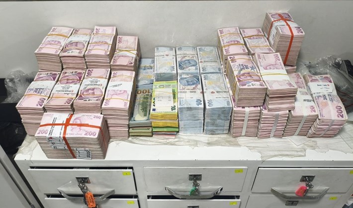 Şüphelilerin hesaplarında ise 37 Milyar 645 Milyon TL hesap hareketi bulunduğu ortaya çıkarıldı (1)