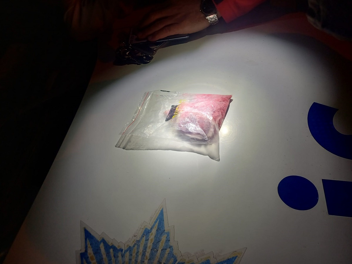 Şüphelilerin üzerinde yapılan aramada yasaklı madde ele geçirildi