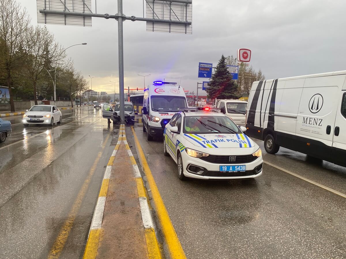 Sürücü, direksiyon hakimiyetini kaybetmesi neticesinde yol ayrımında bulunan elektrik direğine çarptı