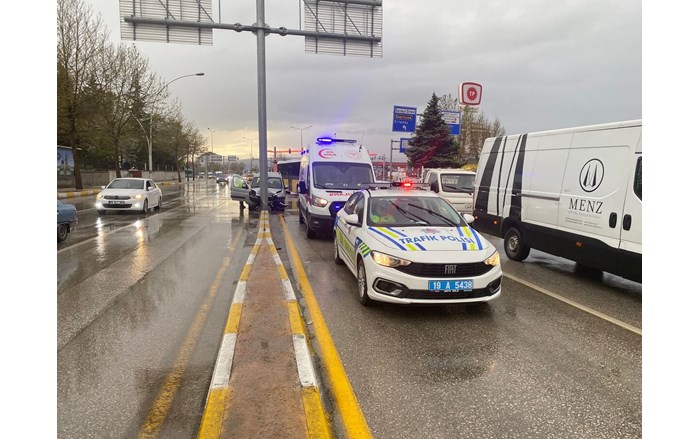 Sürücü, direksiyon hakimiyetini kaybetmesi neticesinde yol ayrımında bulunan elektrik direğine çarptı