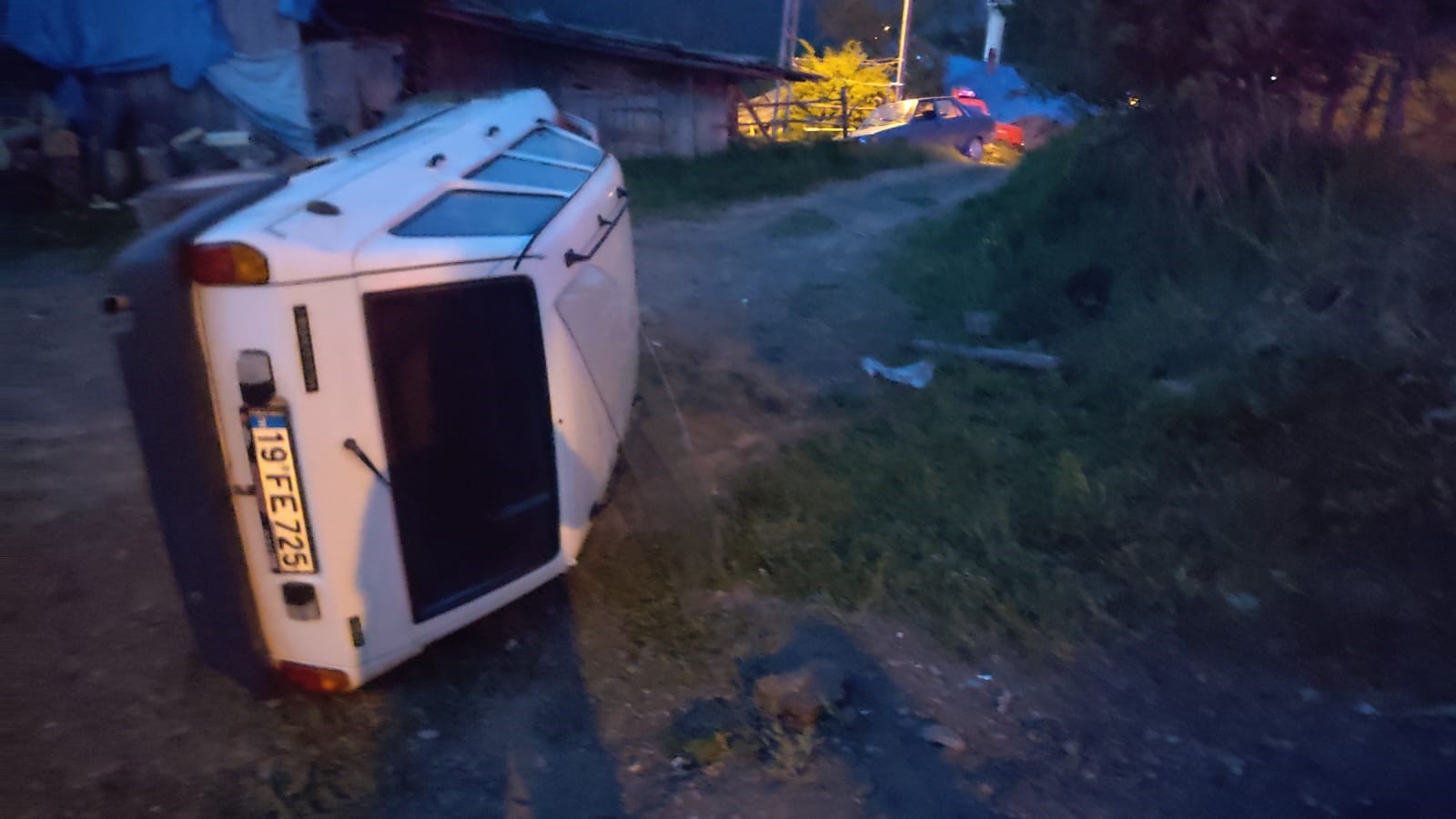 Sürücü direksiyon hakimiyetini kaybetti, otomobil yan yattı (2)