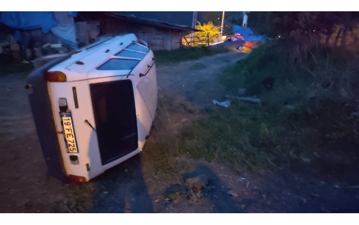 Sürücü direksiyon hakimiyetini kaybetti, otomobil yan yattı (2)