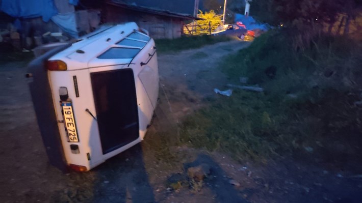 Sürücü direksiyon hakimiyetini kaybetti, otomobil yan yattı (2)