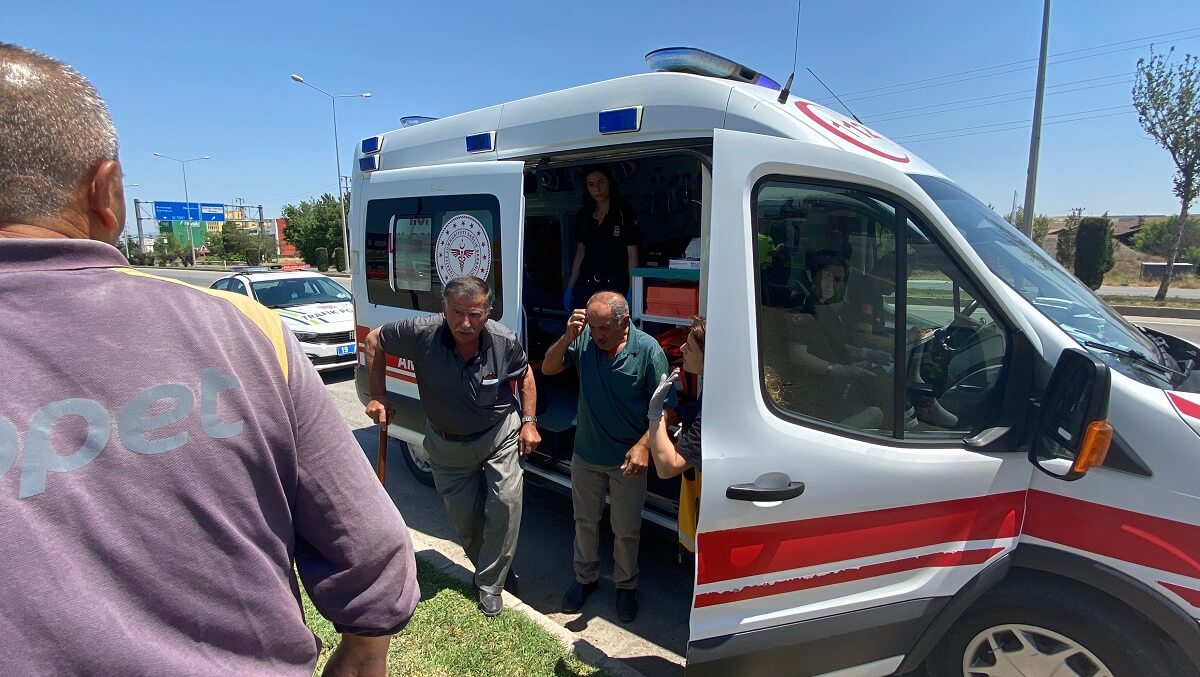 Sürücü ve yanında bulunan yolcu, büyük hasar gören araçtan yara almadan kurtuldu