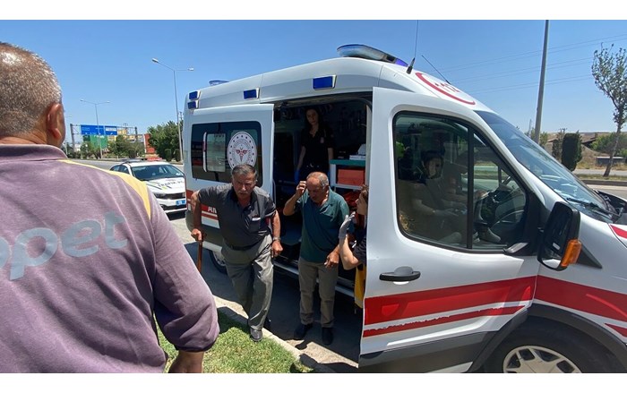 Sürücü ve yanında bulunan yolcu, büyük hasar gören araçtan yara almadan kurtuldu