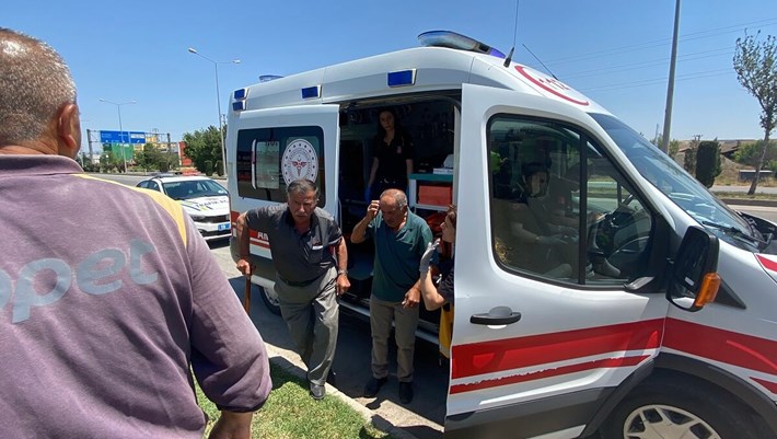 Sürücü ve yanında bulunan yolcu, büyük hasar gören araçtan yara almadan kurtuldu