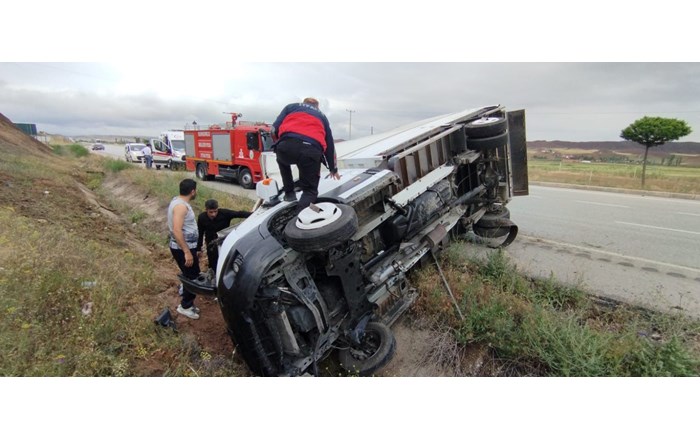 Sürücüsünün direksiyon hakimiyetini kaybetmesi neticesinde şarampole devrilen kamyonetin sürücüsü yaralandı (1)