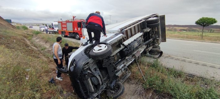 Sürücüsünün direksiyon hakimiyetini kaybetmesi neticesinde şarampole devrilen kamyonetin sürücüsü yaralandı (1)