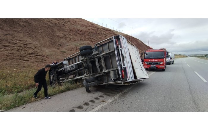 Sürücüsünün direksiyon hakimiyetini kaybetmesi neticesinde şarampole devrilen kamyonetin sürücüsü yaralandı (2)