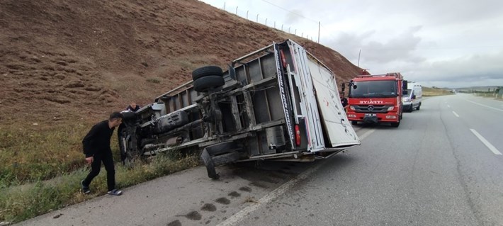 Sürücüsünün direksiyon hakimiyetini kaybetmesi neticesinde şarampole devrilen kamyonetin sürücüsü yaralandı (2)