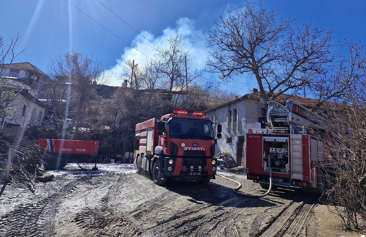 Tandır ve kömürlük yangınını itfaiye ekibi söndürdü (1)