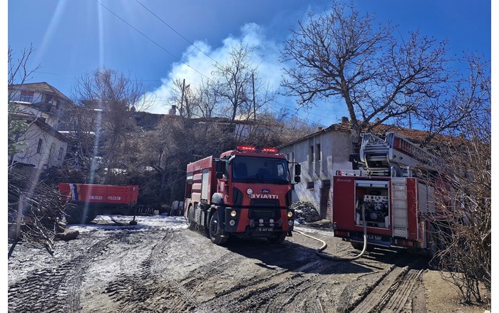 Tandır ve kömürlük yangınını itfaiye ekibi söndürdü (1)