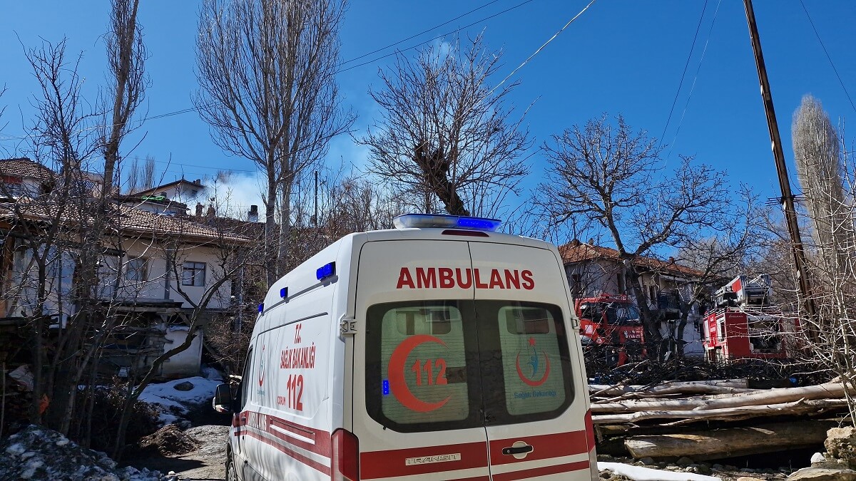 Tandır ve kömürlük yangınını itfaiye ekibi söndürdü (2)