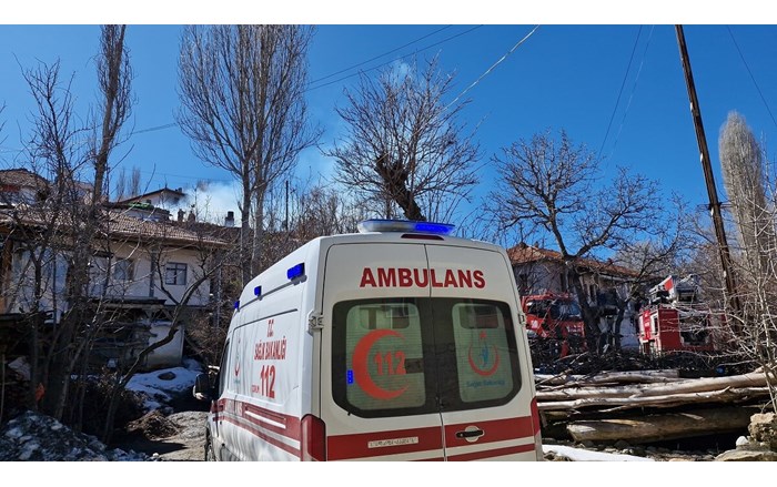 Tandır ve kömürlük yangınını itfaiye ekibi söndürdü (2)