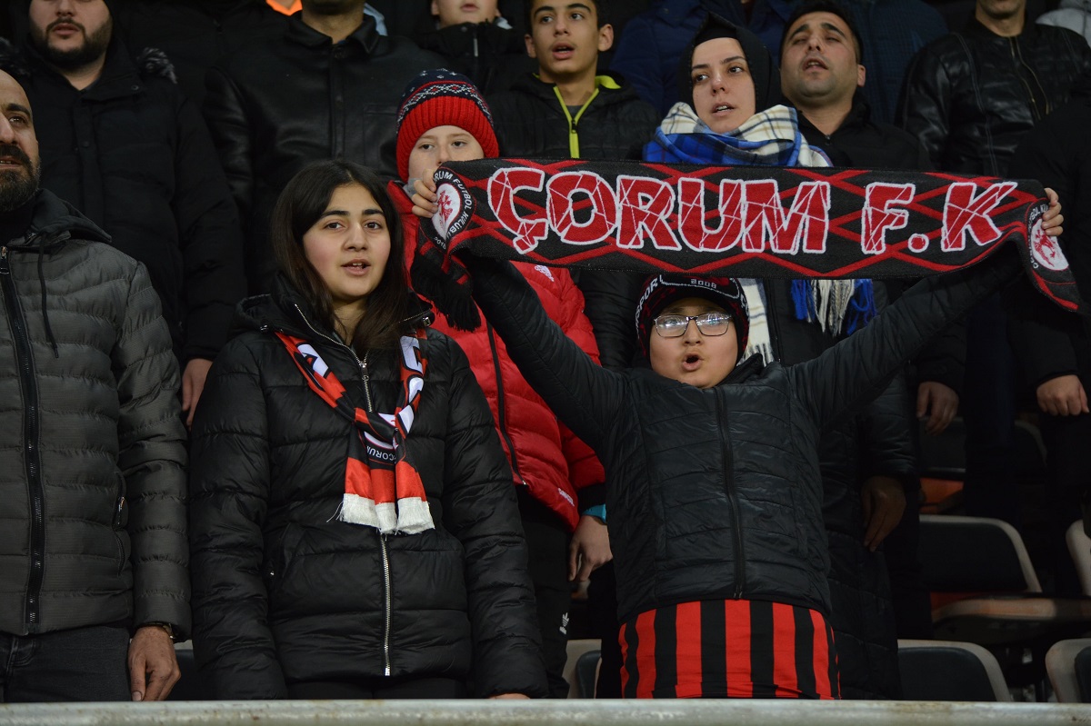 Taraftarlar, takımlarını yalnız bırakmadı (1)