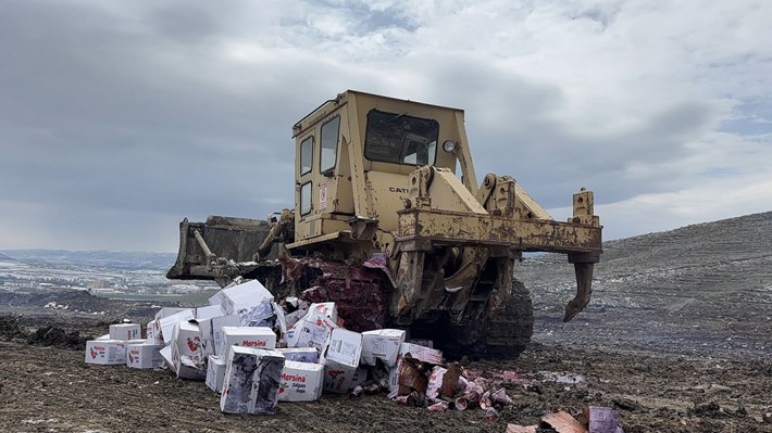 Tarihi geçmiş 4 bin 200 şişe şalgam imha edildi (1)