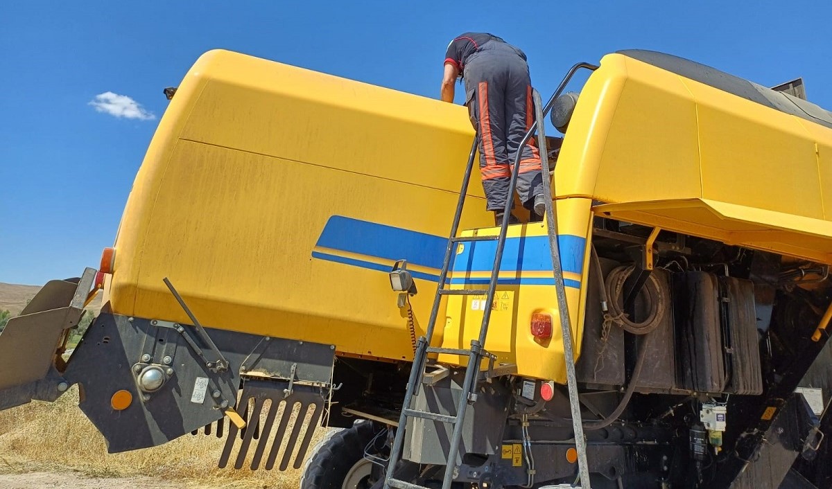 Tarlada çalışan biçerdöverde çıkan yangın, itfaiye ekipleri tarafından söndürüldü (1)