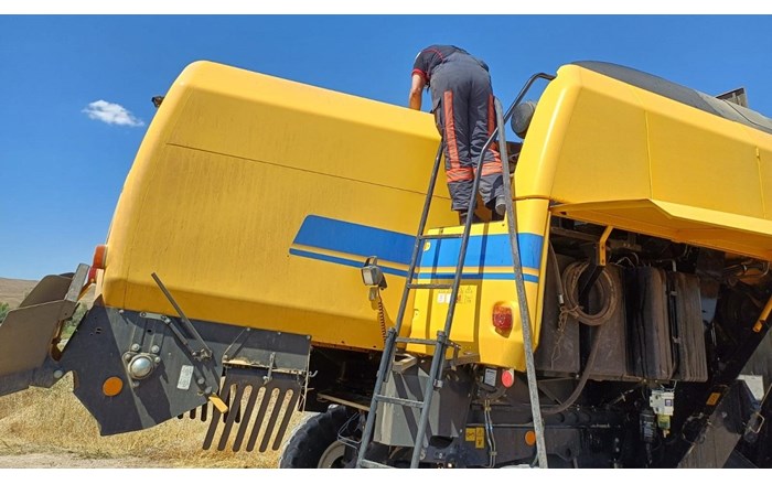 Tarlada çalışan biçerdöverde çıkan yangın, itfaiye ekipleri tarafından söndürüldü (1)