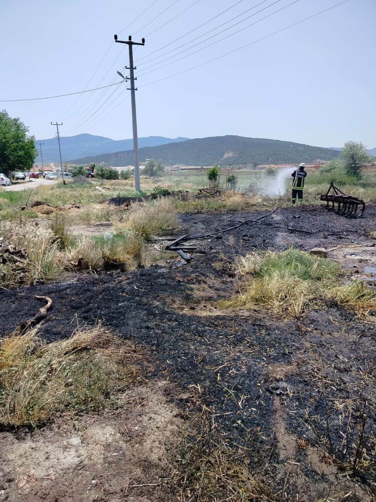 Tarlada çıkan yangın, itfaiye ekiplerinin hızlı müdahalesiyle büyümeden söndürüldü (2)