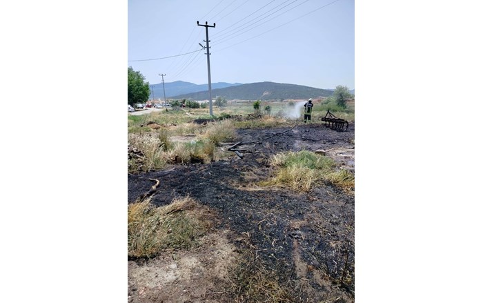 Tarlada çıkan yangın, itfaiye ekiplerinin hızlı müdahalesiyle büyümeden söndürüldü (2)