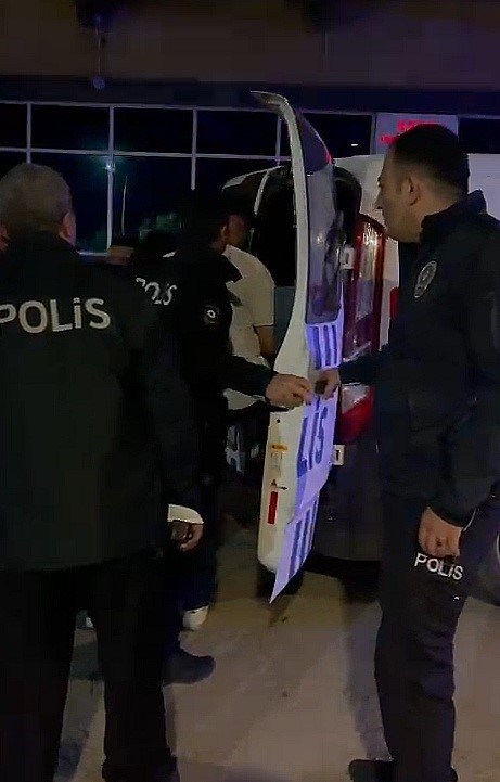 Tekel bayisinde bir kişiyi darp ettikten sonra polis ekiplerine mukavemette bulunmaktan gözaltına alınan 4 şüpheliden 3’ü tutuklandı (2)